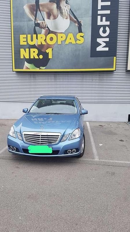 Gebraucht Mercedes E200 184 PS (135 kW) 2011 Blau Limousine