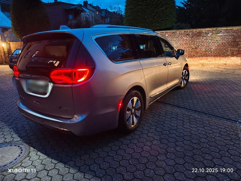 Gebraucht Chrysler Pacifica 291 PS (214 kW) 2018 Silber Van / Kleinbus
