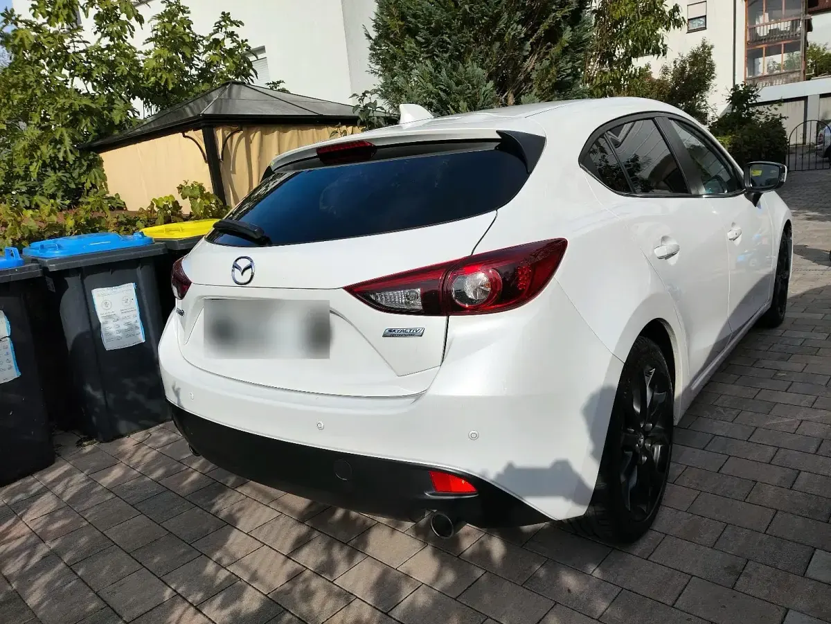 Gebraucht Mazda 3 Sports-Line 120 PS (88 kW) 2015 Weiß Limousine
