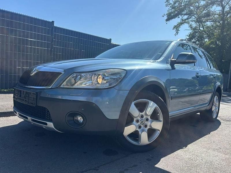 Blau Gebraucht 2010 Skoda Octavia Scout 4x4 Kombi | 4.590 € - Bild 1/4