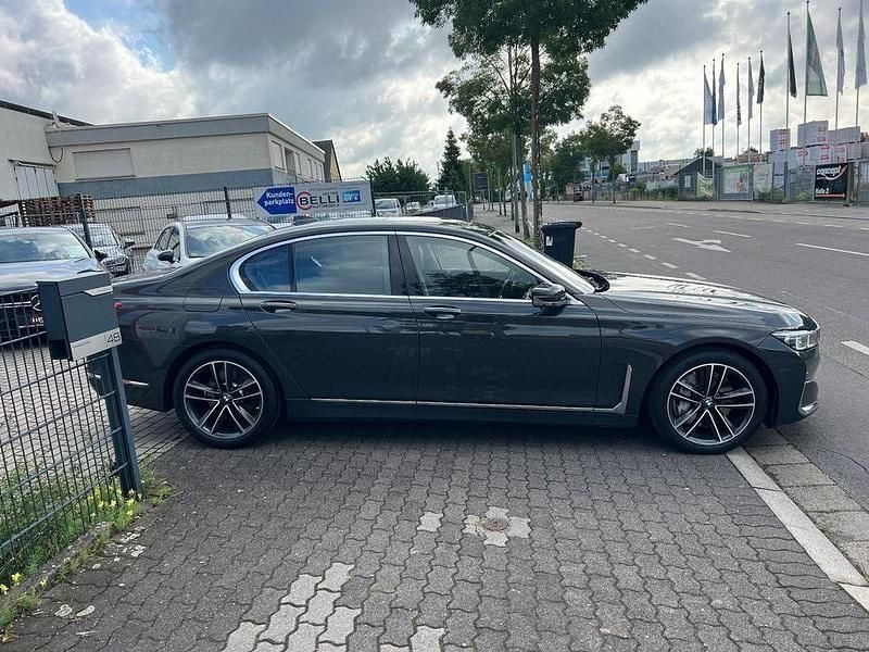 Gebraucht BMW 750 400 PS (294 kW) 2019 Grau Limousine