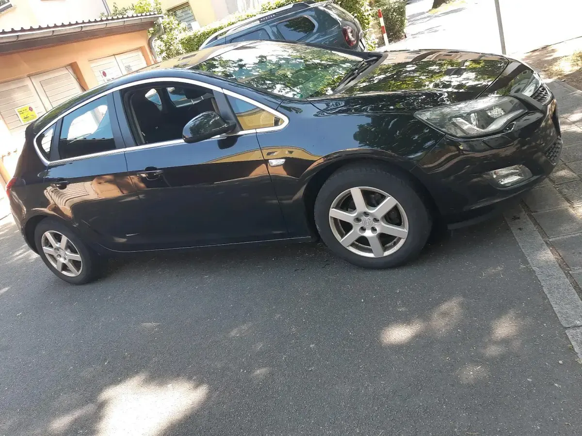 Gebraucht Opel Astra 140 PS (102 kW) 2010 Schwarz Kleinwagen