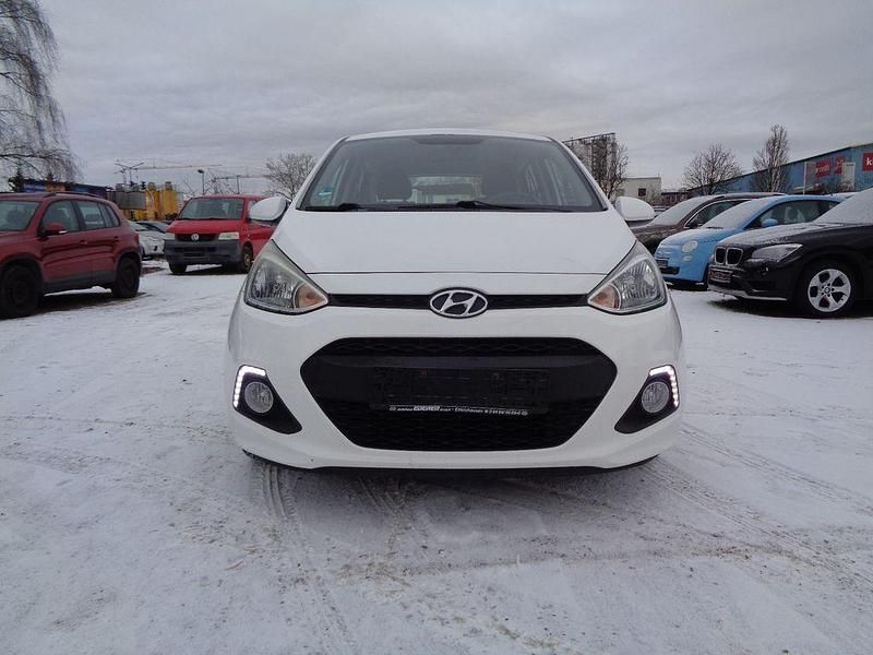 Gebraucht Hyundai i10 Edition 87 PS (63 kW) 2015 Weiß Kleinwagen