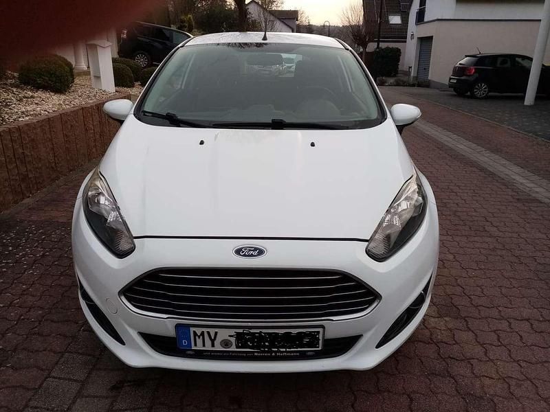 Gebraucht Ford Fiesta 82 PS (60 kW) 2014 Weiß Kleinwagen