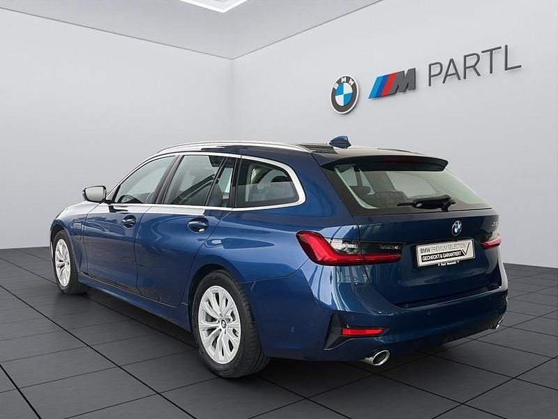 Gebraucht BMW 330e Sport Line 292 PS (214 kW) 2021 Phytonicblau metallic Kombi