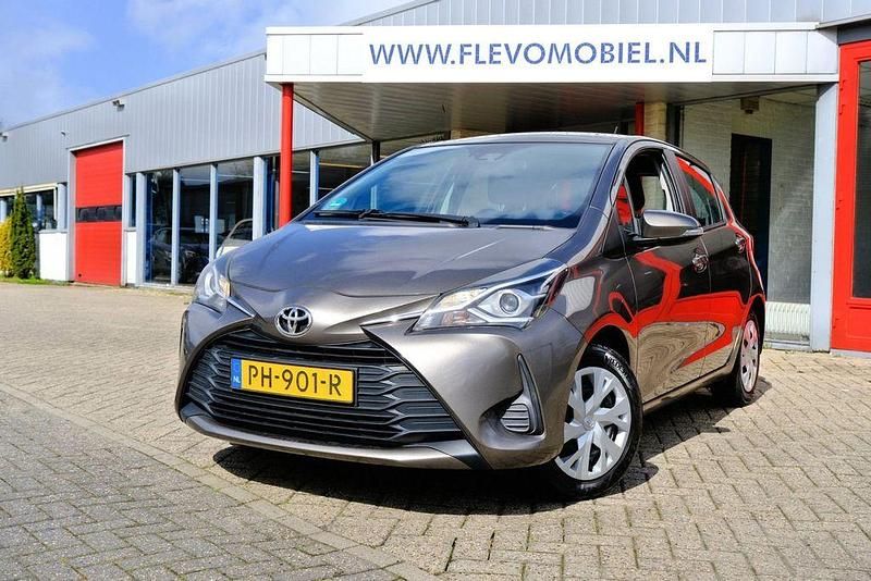 Gebraucht Toyota Yaris 111 PS (81 kW) 2017 Grau Limousine