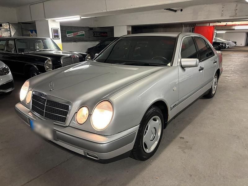 Gebraucht Mercedes E200 136 PS (100 kW) 1997 Silber Limousine