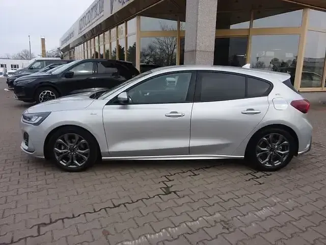 Käytetty Ford Focus ST-Line 116 HP (85 kW) 2025 Hopea Sedan