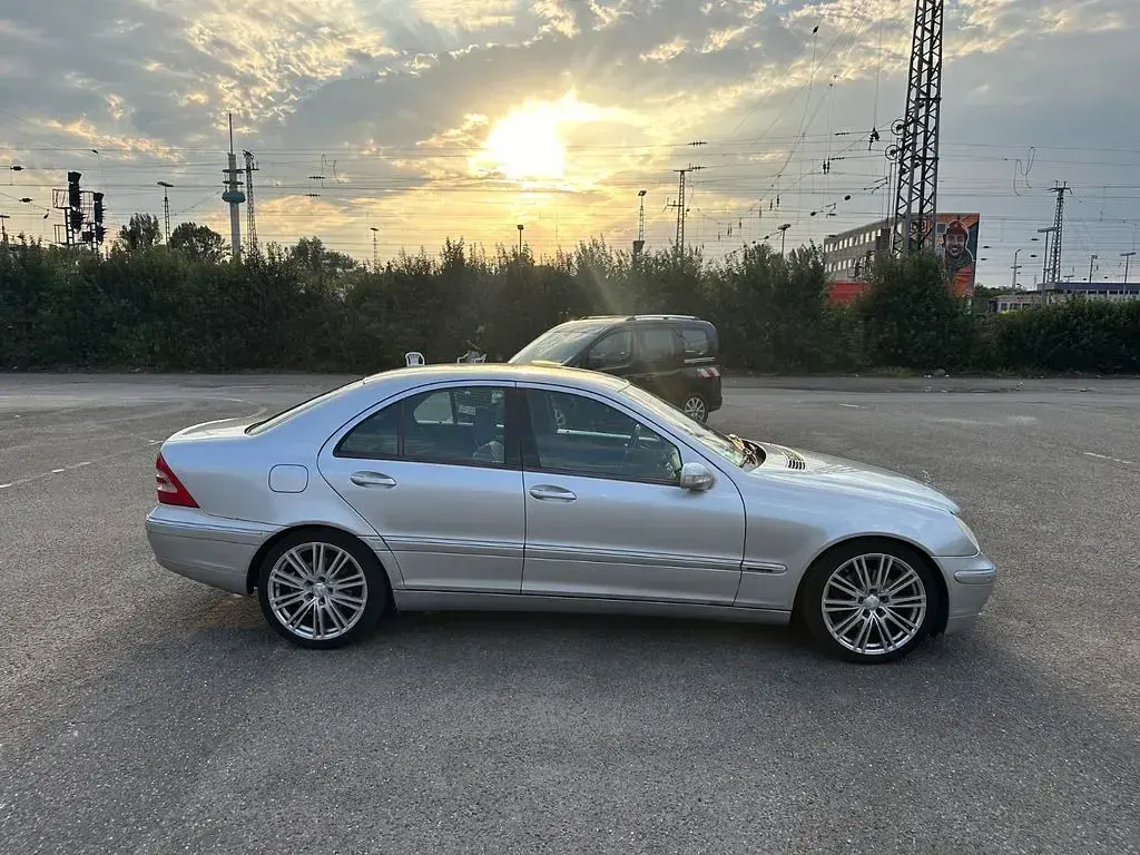 Gebraucht Mercedes 240 175 PS (128 kW) 2000 Silber Limousine