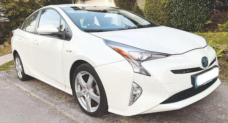Weiß Gebraucht 2016 Toyota Prius Comfort Kleinwagen | 13.250 € (Guter Preis) - Bild 1/4