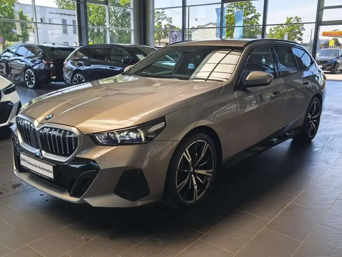 Gebraucht BMW 520 M Sport 208 PS (152 kW) 2026 Oxidgrau ii Kombi