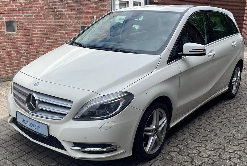 Weiß Gebraucht 2013 Mercedes B180 Van / Kleinbus | 8.900 € - Bild 1/4