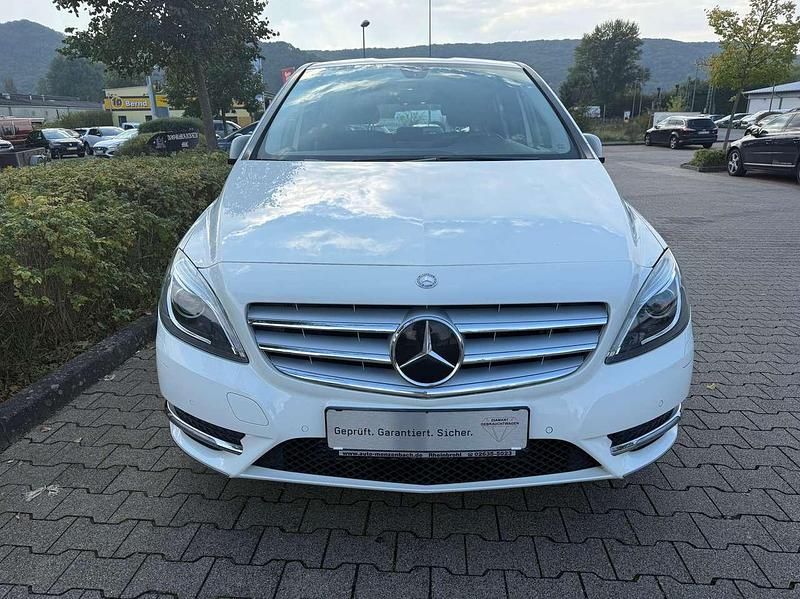 Weiß Gebraucht 2012 Mercedes B200 Van / Kleinbus | 11.890 € (Fairer Preis) - Bild 1/4