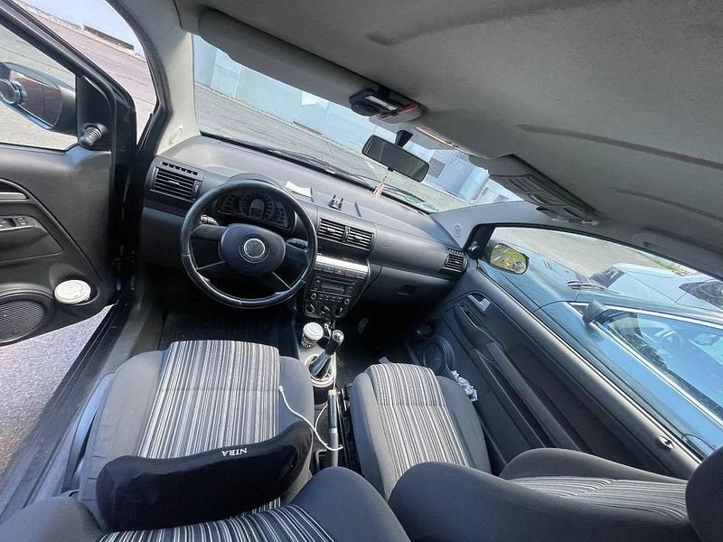Grau Gebraucht 2005 VW Fox Kleinwagen | 600 € (Superpreis) - Bild 1/4