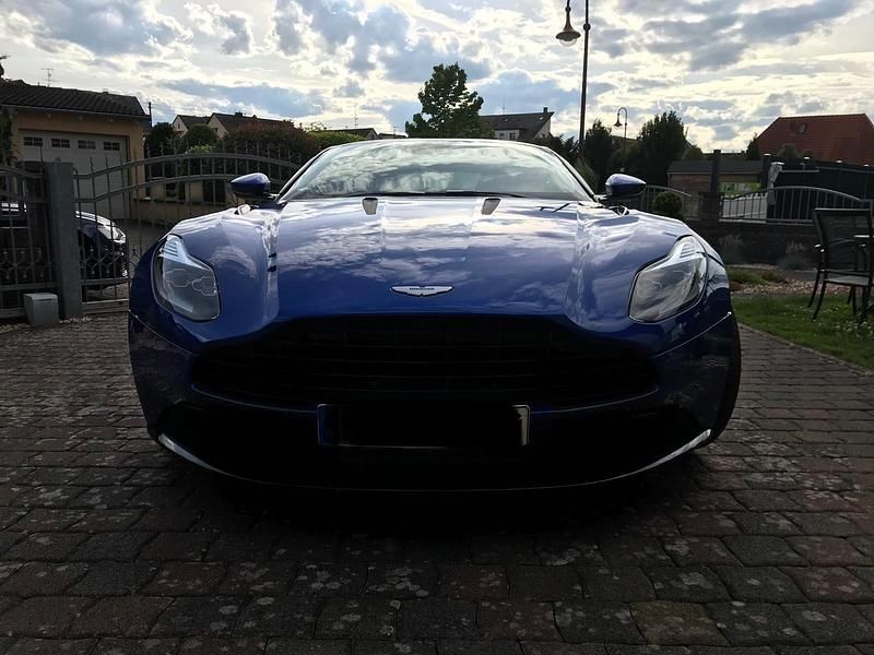 Blau Gebraucht 2018 Aston Martin DB11 Coupé | 112.000 € (Superpreis) - Bild 1/4