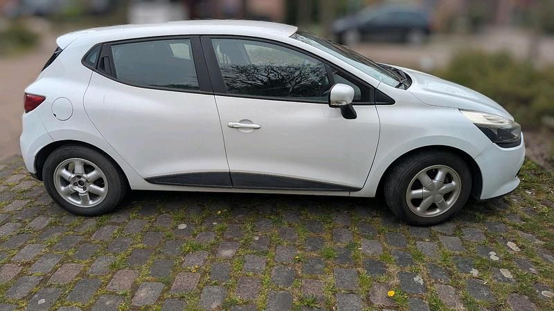 Gebraucht Renault Clio IV 74 PS (54 kW) 2013 Weiß Limousine