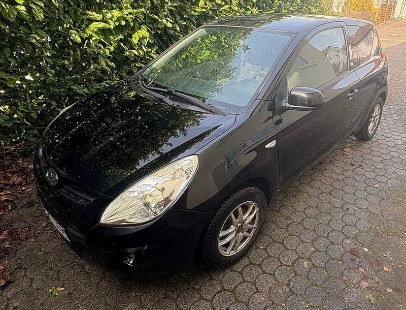 Gebraucht Hyundai i20 77 PS (56 kW) 2011 Schwarz Kleinwagen