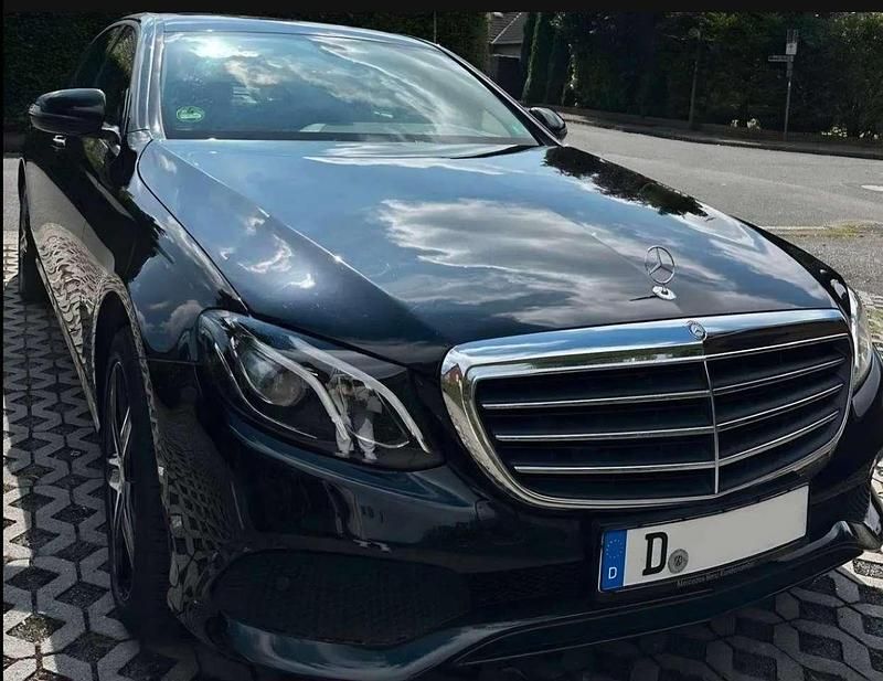 Gebraucht Mercedes E220 194 PS (142 kW) 2017 Schwarz Limousine