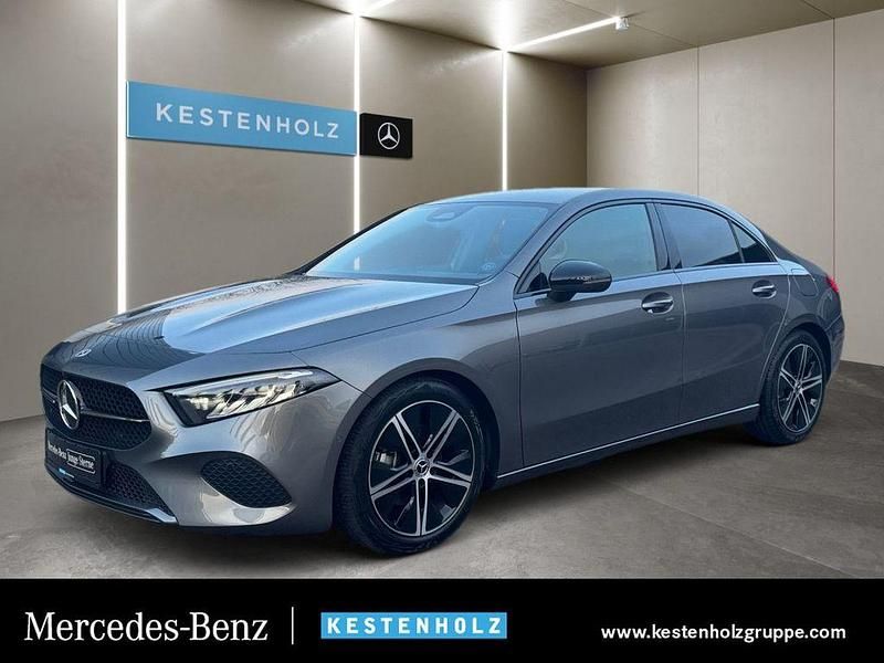 Grau Gebraucht 2024 Mercedes A200 Progressive Limousine | 30.490 € (Fairer Preis) - Bild 1/4