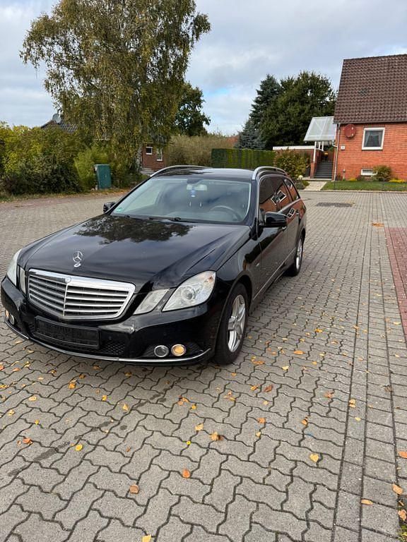 Schwarz Gebraucht 2009 Mercedes E350 Limousine | 9.500 € (Fairer Preis) - Bild 1/4
