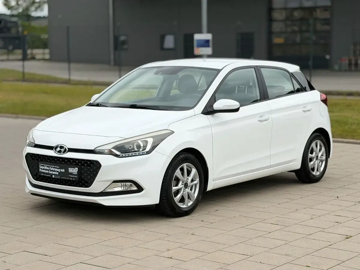 Gebraucht Hyundai i20 Style 101 PS (74 kW) 2016 Weiß Kleinwagen
