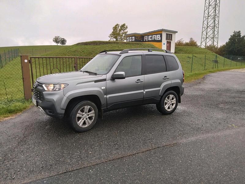 Silber Gebraucht 2022 Lada niva SUV | 20.000 € - Bild 1/3