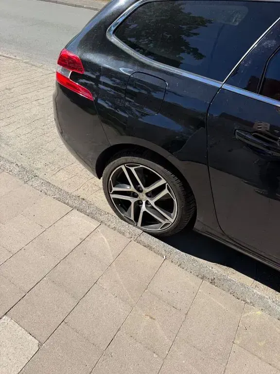 Gebraucht Peugeot 308 Active 120 PS (88 kW) 2017 Schwarz Kombi