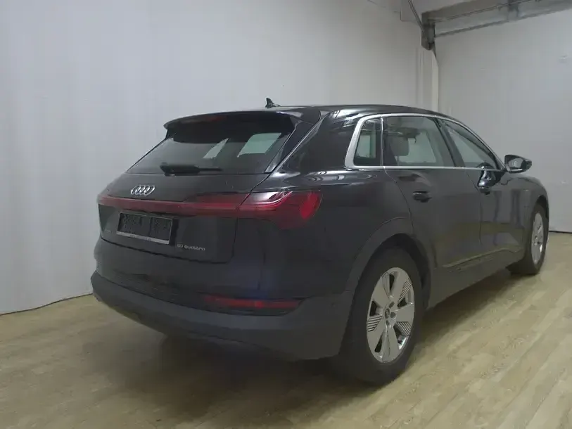 Gebraucht Audi e-tron Basis 230 kW (313 PS) 2022 Schwarz SUV