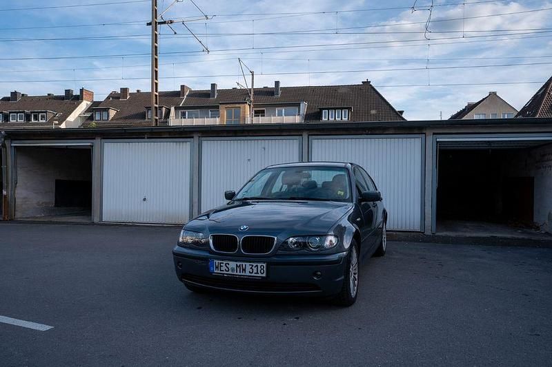 Grau Gebraucht 2002 BMW 318 Limousine | 6.950 € - Bild 1/4