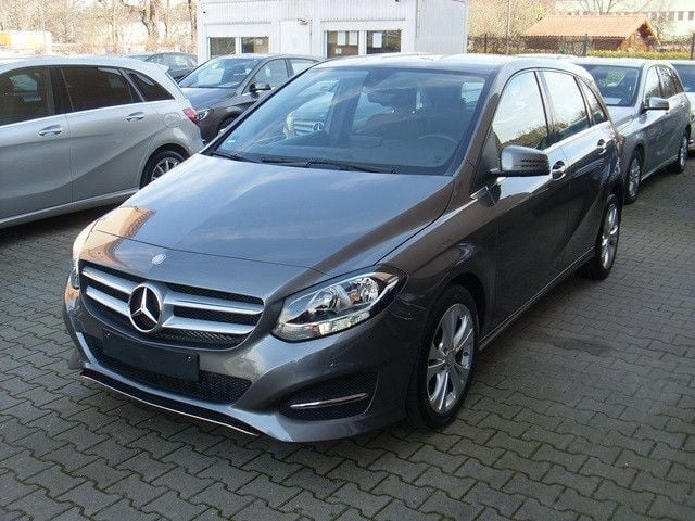 Grau Gebraucht 2016 Mercedes B200 Urban Van / Kleinbus | 16.990 € (Fairer Preis) - Bild 1/4
