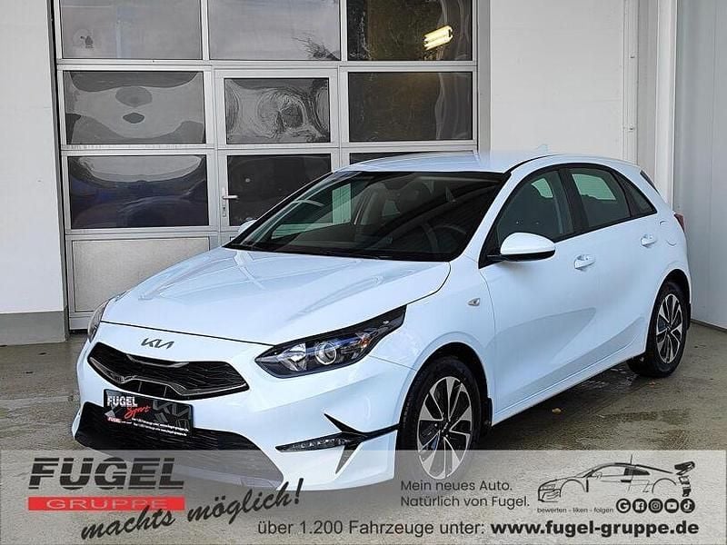 Neu Kia Ceed Play 101 PS (74 kW) 2025 Casa white Kleinwagen