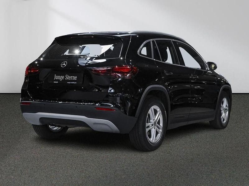 Gebraucht Mercedes GLA200 163 PS (119 kW) 2024 Unilack nachtschwarz SUV