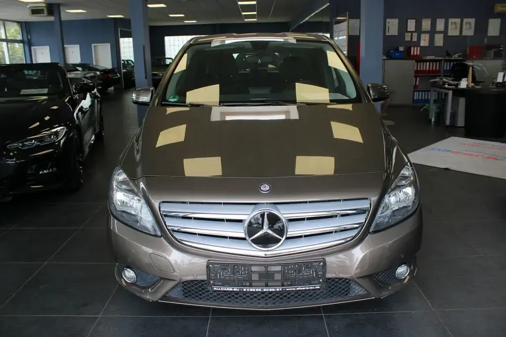 Gebraucht Mercedes B180 122 PS (89 kW) 2012 Braun Kleinwagen