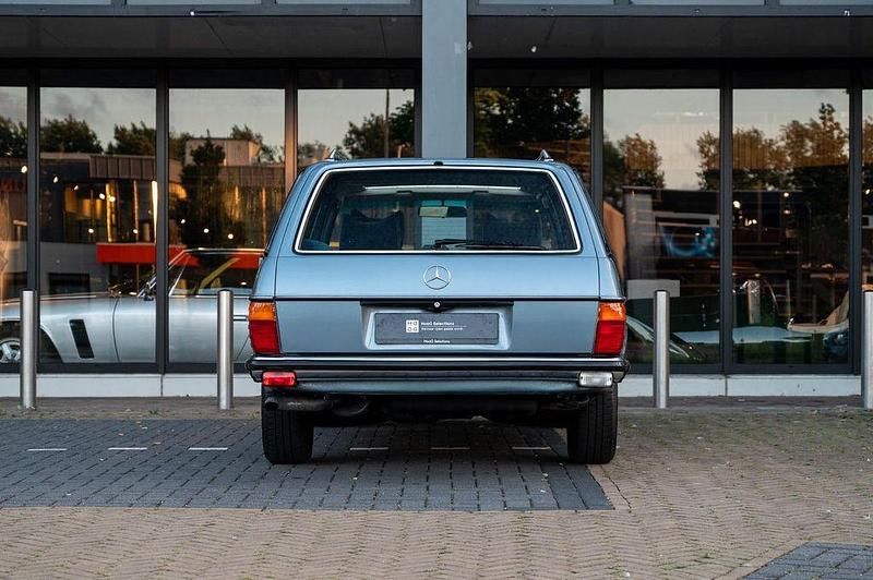 Gebraucht Mercedes E280 185 PS (136 kW) 1979 Blau Limousine