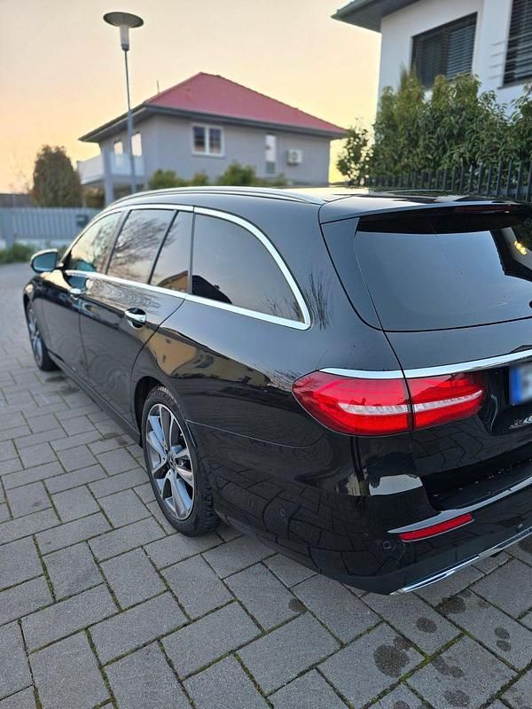Gebraucht Mercedes E220 AMG 194 PS (142 kW) 2018 Schwarz Kombi