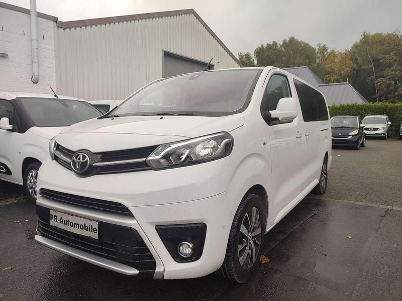 Weiß Gebraucht 2023 Toyota Proace Verso Team Kombi | 36.999 € (Superpreis) - Bild 1/4