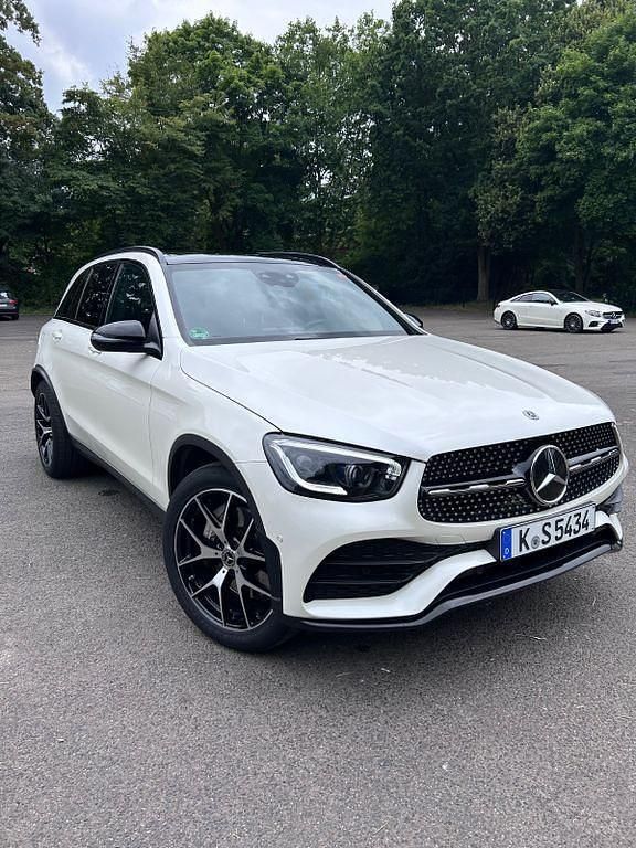 Weiß Gebraucht 2021 Mercedes GLC220 AMG SUV | 42.900 € (Teuer) - Bild 1/4