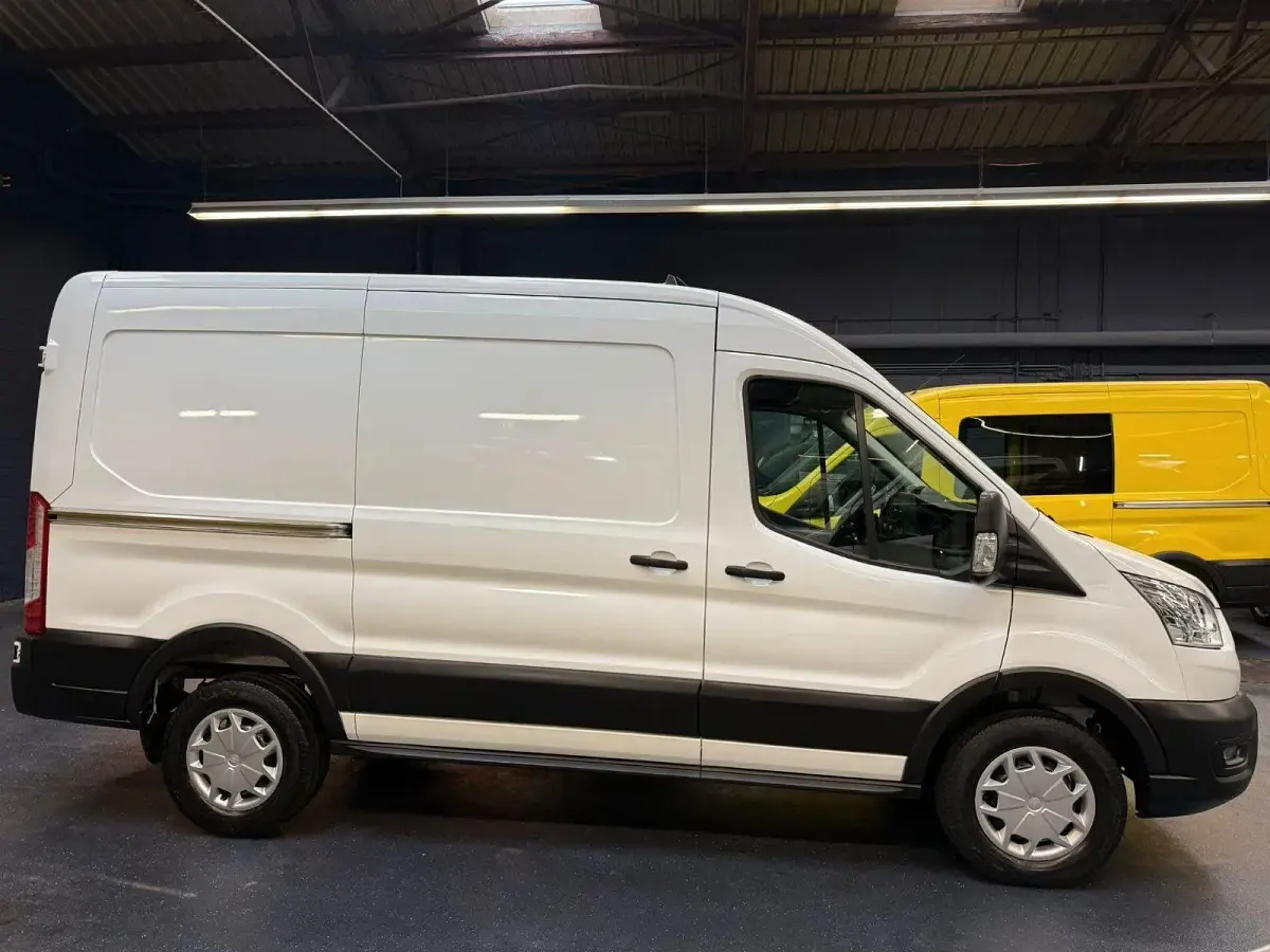 Usado Ford Transit 170 CV (125 kW) 2021 Blanco Monovolumen