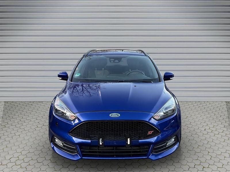Blau Gebraucht 2016 Ford Focus ST Limousine | 9.900 € (Superpreis) - Bild 1/4