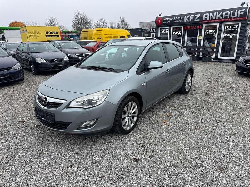 Silbersee/perl silber (m2) Gebraucht 2012 Opel Astra Design Edition Kleinwagen | 4.790 € (Fairer Preis) - Bild 1/4