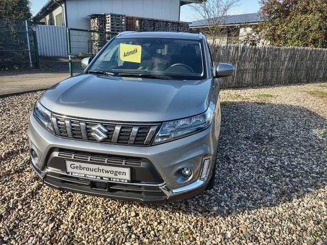 Grau Gebraucht 2021 Suzuki Vitara Comfort SUV | 23.490 € (Teuer) - Bild 1/4