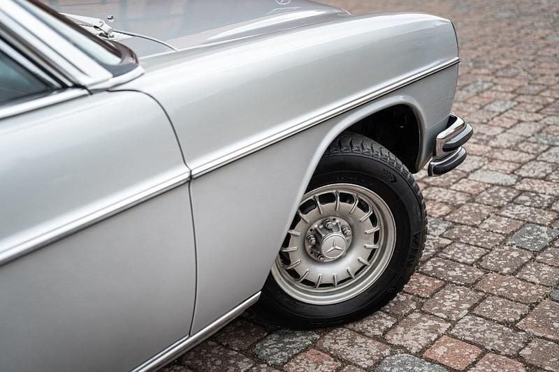Gebraucht Mercedes W114 160 PS (117 kW) 1975 Silber Coupé