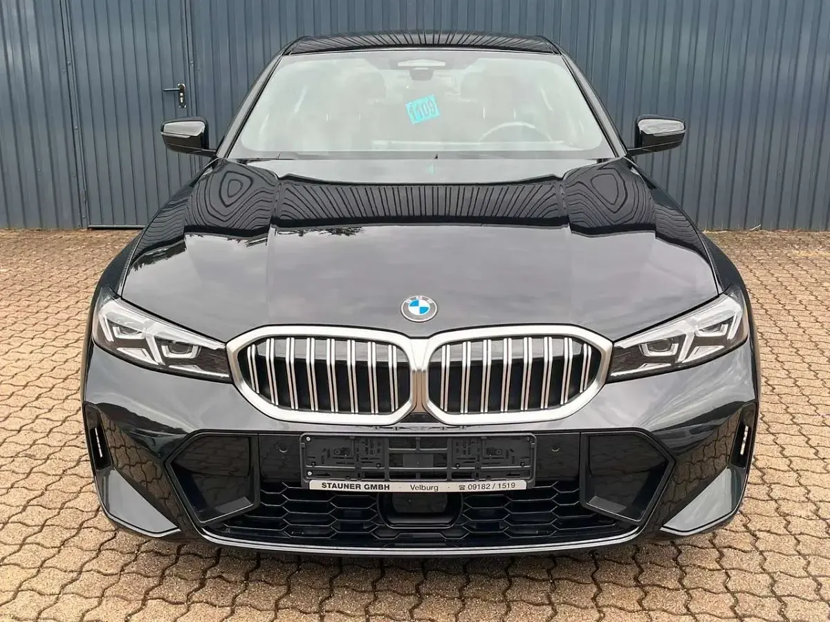 Gebraucht BMW 320 M Sport 190 PS (139 kW) 2024 Black sapphiremetallic Limousine