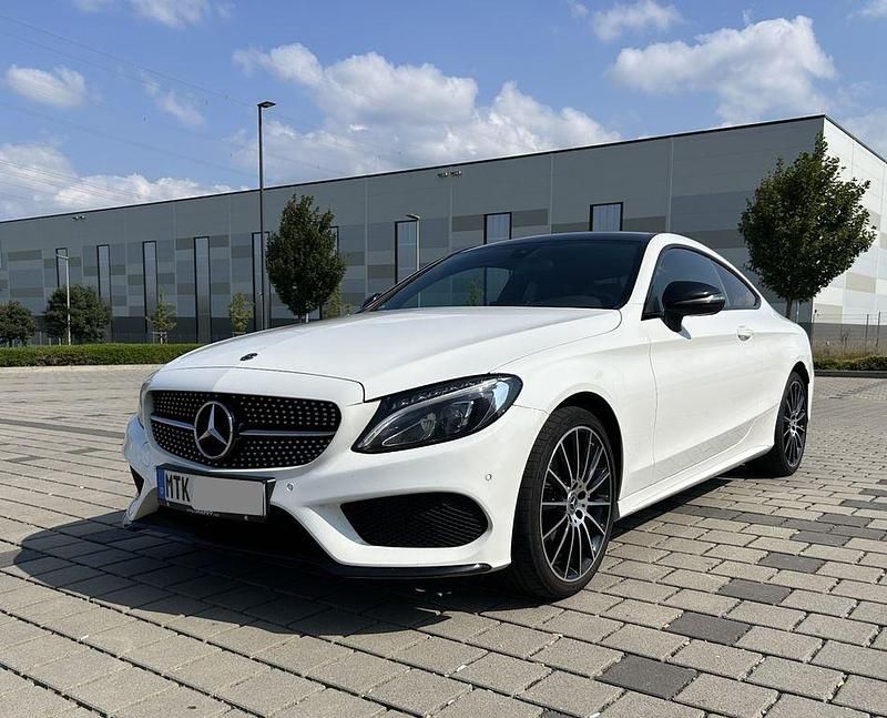 Weiß Gebraucht 2017 Mercedes C200 AMG line Coupé | 24.500 € (Etwas zu teuer) - Bild 1/4