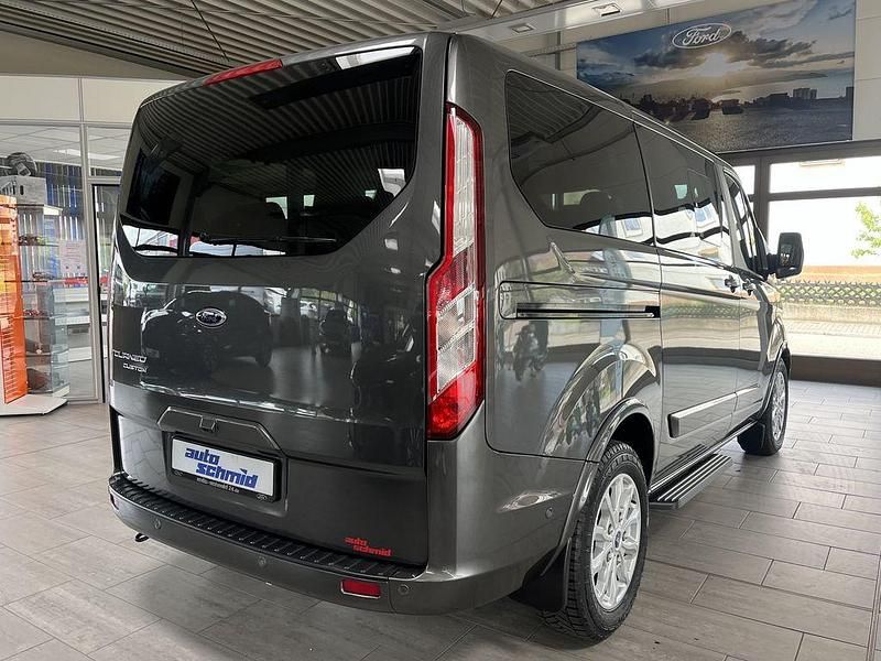 Gebraucht Ford Tourneo Titanium 150 PS (110 kW) 2023 Magneticgrau Van / Kleinbus