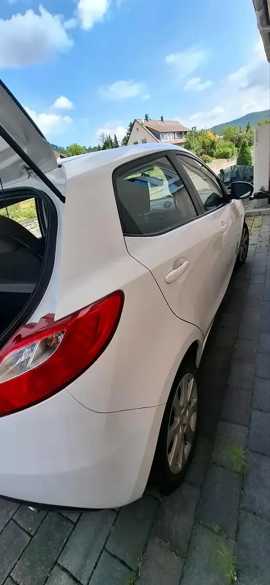 Gebraucht Mazda 2 Active 84 PS (61 kW) 2011 Weiß Kleinwagen