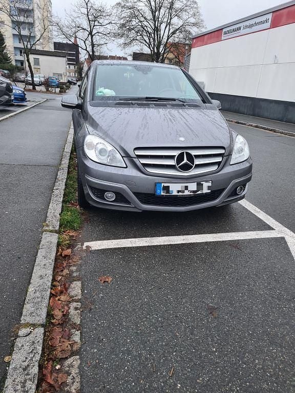 Grau Gebraucht 2010 Mercedes B180 Van / Kleinbus | 3.900 € (Guter Preis) - Bild 1/4