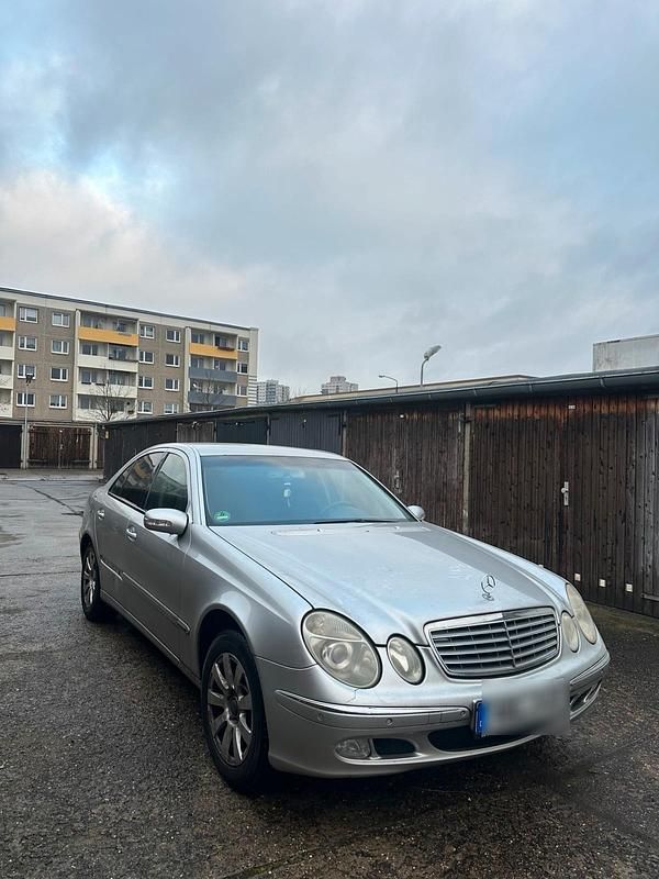Silber Gebraucht 2003 Mercedes E200 Limousine | 1.800 € (Superpreis) - Bild 1/4
