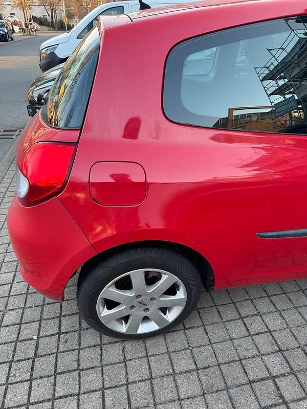 Gebraucht Renault Clio II 75 PS (55 kW) 2009 Rot Kleinwagen