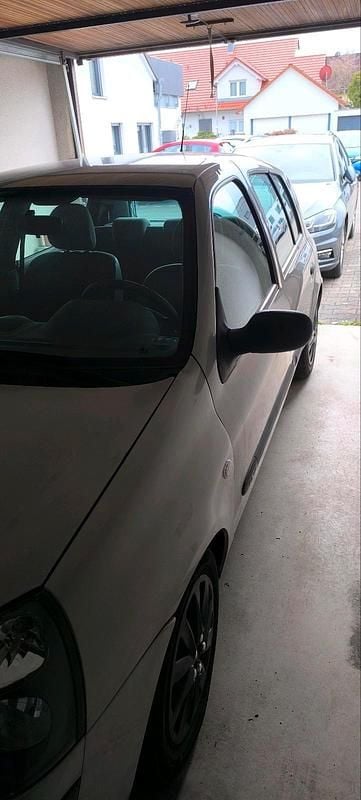 Gebraucht Renault Clio II 75 PS (55 kW) 2004 Silber Kleinwagen